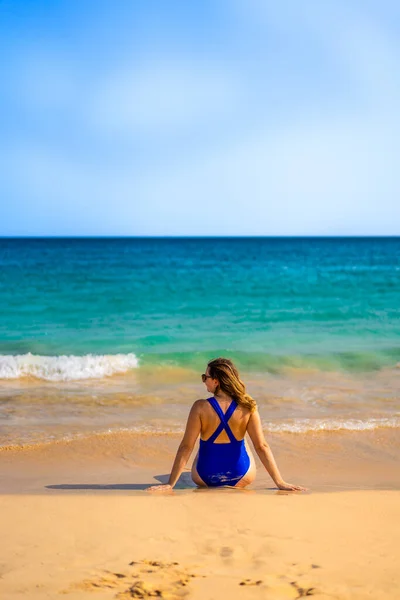 Hermosa Mujer Sentada Tomando Sol Playa Santa Maria Cabo Verde —  Fotos de Stock