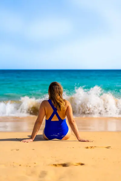 Belle Femme Assise Bronzant Sur Plage Santa Maria Cap Vert — Photo