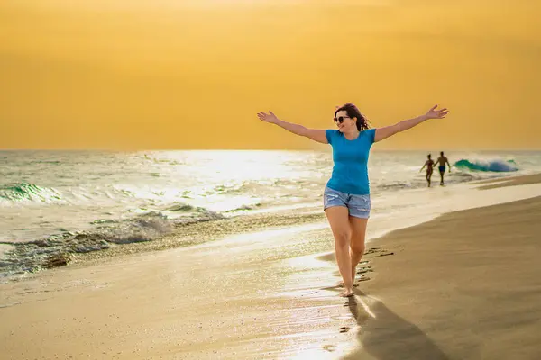 Hermosa Mujer Caminando Soleada Playa Santa Maria Isla Sal Cabo —  Fotos de Stock