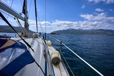 güneşli gün denizde yüzen yat