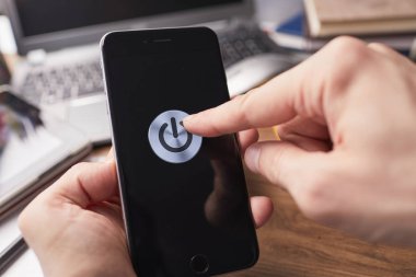 iş kavramı ile modern smartphone ofiste holding erkek eller