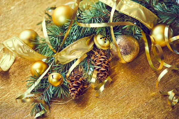 Χριστουγεννιάτικο Κλαδί Χρυσό Μπάλες Και Κορδέλες — Φωτογραφία Αρχείου