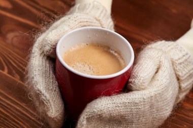 kahve, tutarak sıcak eldiven eller yakın çekim 