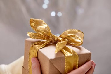 zanaat hediye kutusu, yakın çekim tutan eller 