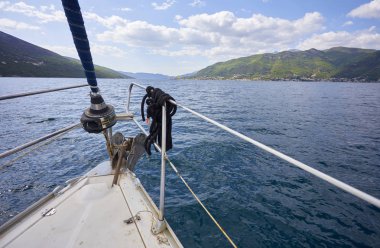güneşli gün denizde yüzen yat