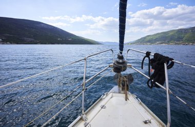 güneşli gün denizde yüzen yat