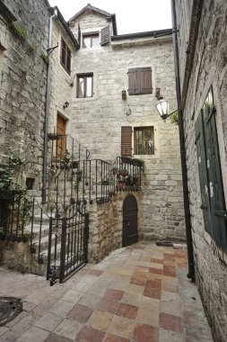 güzel eski taş Karadağ'bina