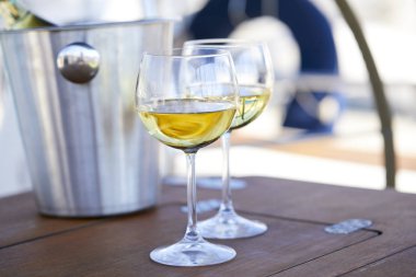 Kadehlerin yat, şampanya ile çifti yakın çekim 