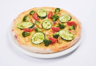 vejetaryen pizza beyaz tabakta yakın çekim 