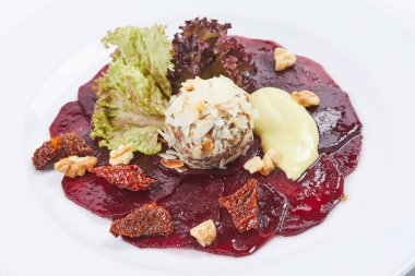 Vejetaryen meze beyaz tabakta yakın çekim 