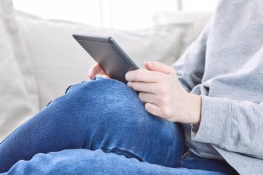 Adam dijital tablet cihaza bir e-kitap okuma