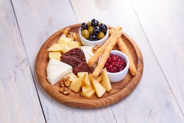 ahşap Peynir tabağı zeytin, yakın çekim 