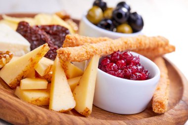 ahşap Peynir tabağı zeytin, yakın çekim 