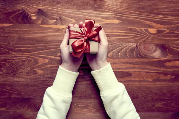 Manos Que Sostienen Caja Regalo Artesanal Primer Plano — Foto de Stock