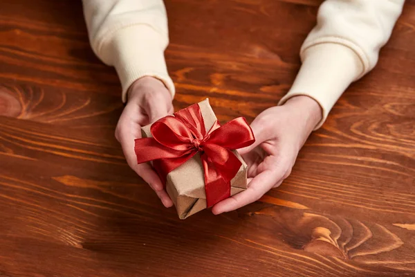 Manos Que Sostienen Caja Regalo Artesanal Primer Plano — Foto de Stock