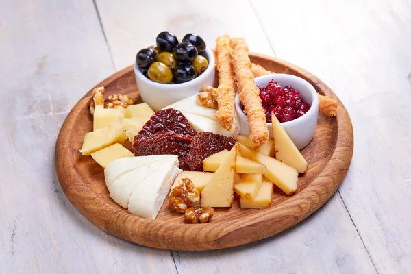 Wooden Cheese Plate Olives Close — Stock Photo, Image