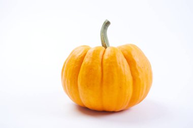 Beyaz arka plan üzerinde izole küçük turuncu kabak