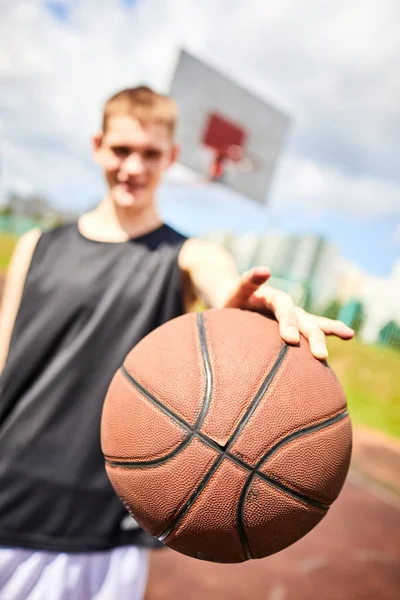açık basketbol oynarken topu tutan adam
