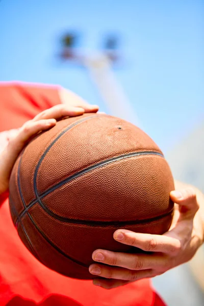 basketbol topu, yakın çekim tutan adam 