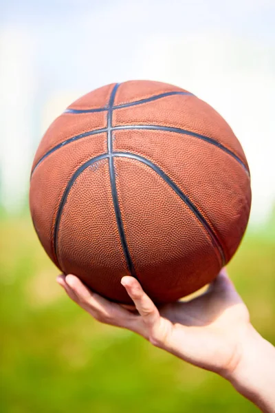 Мужчина Держит Баскетбольный Мяч Крупный План — стоковое фото