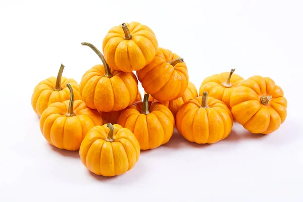 Pequeñas Calabazas Anaranjadas Aisladas Sobre Fondo Blanco — Foto de Stock