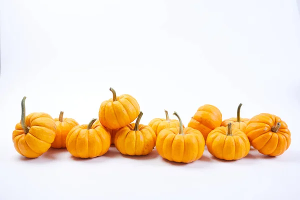 Pequeñas Calabazas Anaranjadas Aisladas Sobre Fondo Blanco — Foto de Stock