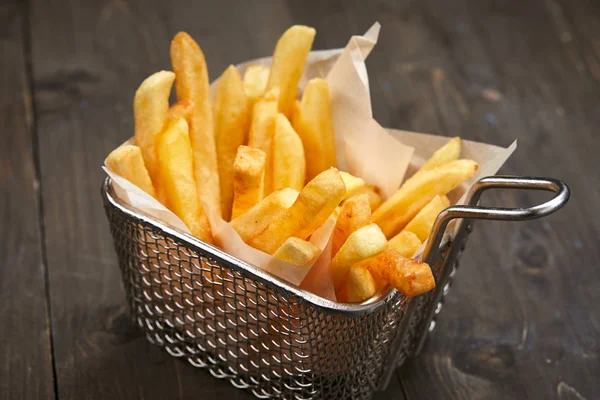 Batatas Fritas Cesta Mesa Madeira Close — Fotografia de Stock