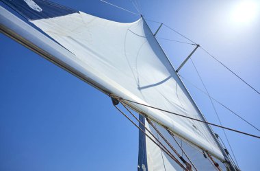mavi gökyüzü arka plan üzerinde beyaz yelken yat 