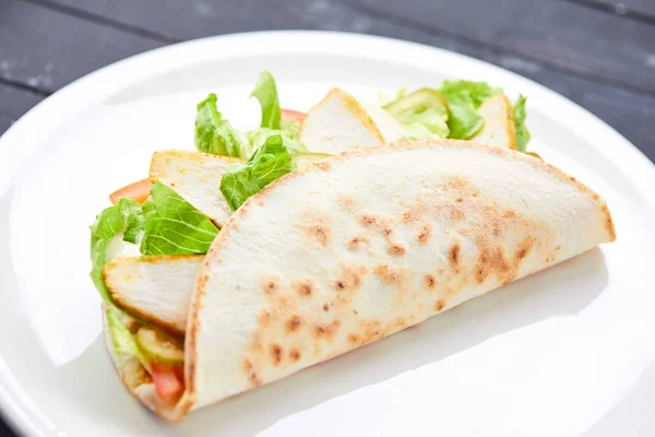 肉と白い皿の上の野菜サンドイッチ ラップ クローズ アップ — ストック写真