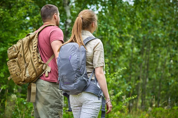 Deux Voyageurs Marchant Dans Forêt Soleil — Photo