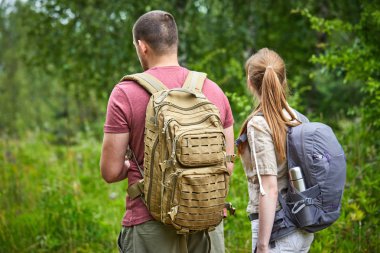 ormanda yürüyüş güneşli gün iki gezginler 