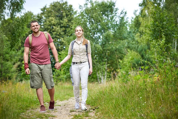 ormanda yürüyüş güneşli gün iki gezginler 