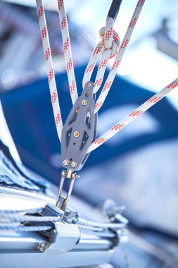 tekne kasnak ve ipleri yatta, yakın çekim