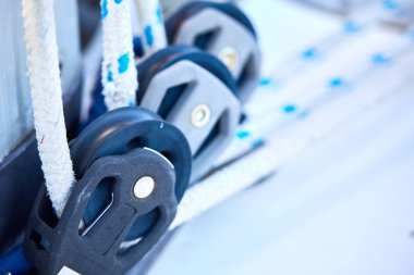 tekne makaralar ve ipleri yatta, yakın çekim