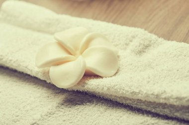 Beyaz saf havluda, spa konsept çiçek