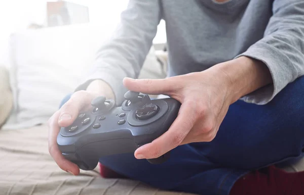 男子手持有操纵杆控制器 而在家里玩视频游戏 — 图库照片