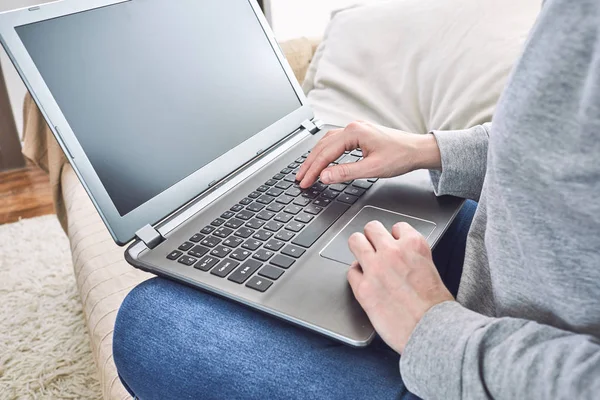 Manos Masculinas Escribiendo Teclado Del Ordenador Portátil Primer Plano — Foto de Stock