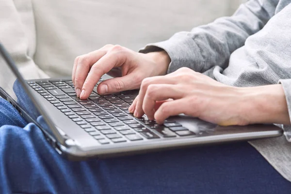 Erkek el tipik dizüstü klavye üzerinde yakın çekim 