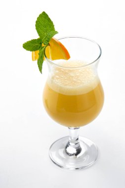 Beyaz arka plan üzerinde izole Trabzon hurması ile kokteyl yakın çekim 