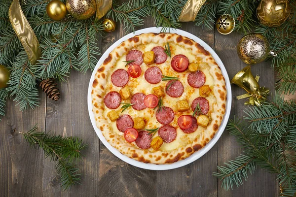 Boże Narodzenie Pizza Drewnianym Stole Zbliżenie — Zdjęcie stockowe
