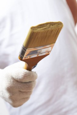 Erkek el fırça ile çalışma yakın çekim