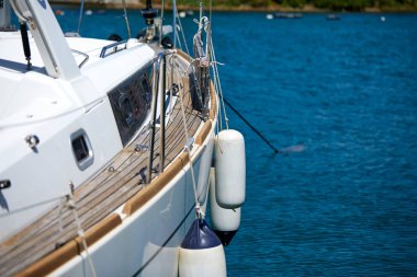 güneşli gün denizde yüzen yat