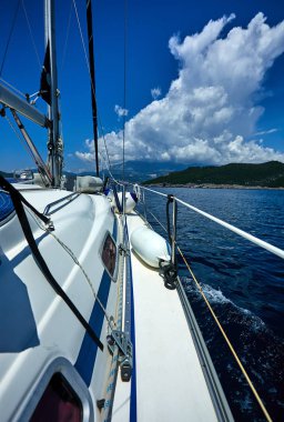 güneşli gün denizde yüzen yat