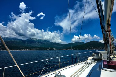 güneşli gün denizde yüzen yat