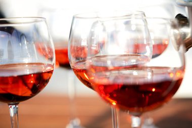 kadehlerin kırmızı şarap, yakın çekim, romantik kavramı   