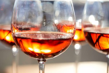 kadehlerin kırmızı şarap, yakın çekim, romantik kavramı   