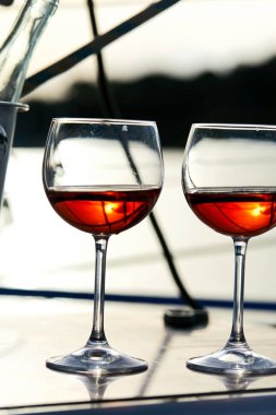 kadehlerin kırmızı şarap, yakın çekim, romantik kavramı   