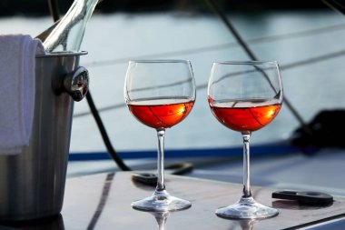 kadehlerin yat, kırmızı şarap yakın çekim 