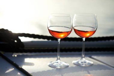 kadehlerin yat, kırmızı şarap yakın çekim 