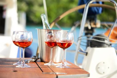 kadehlerin yat, kırmızı şarap yakın çekim 